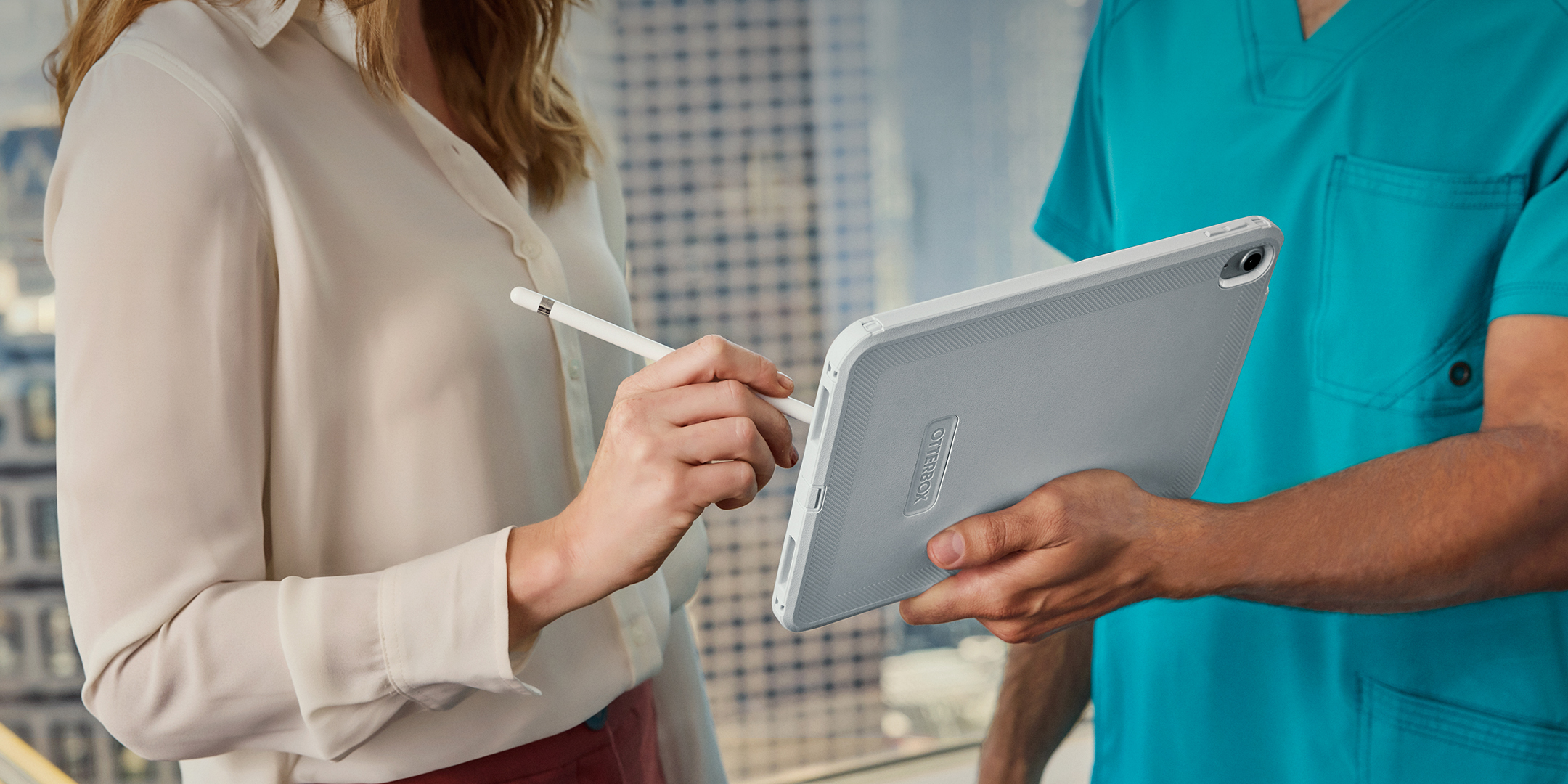 B2B_92302_Healthcare_Tablet_Phone_Solutions Two healthcare professionals