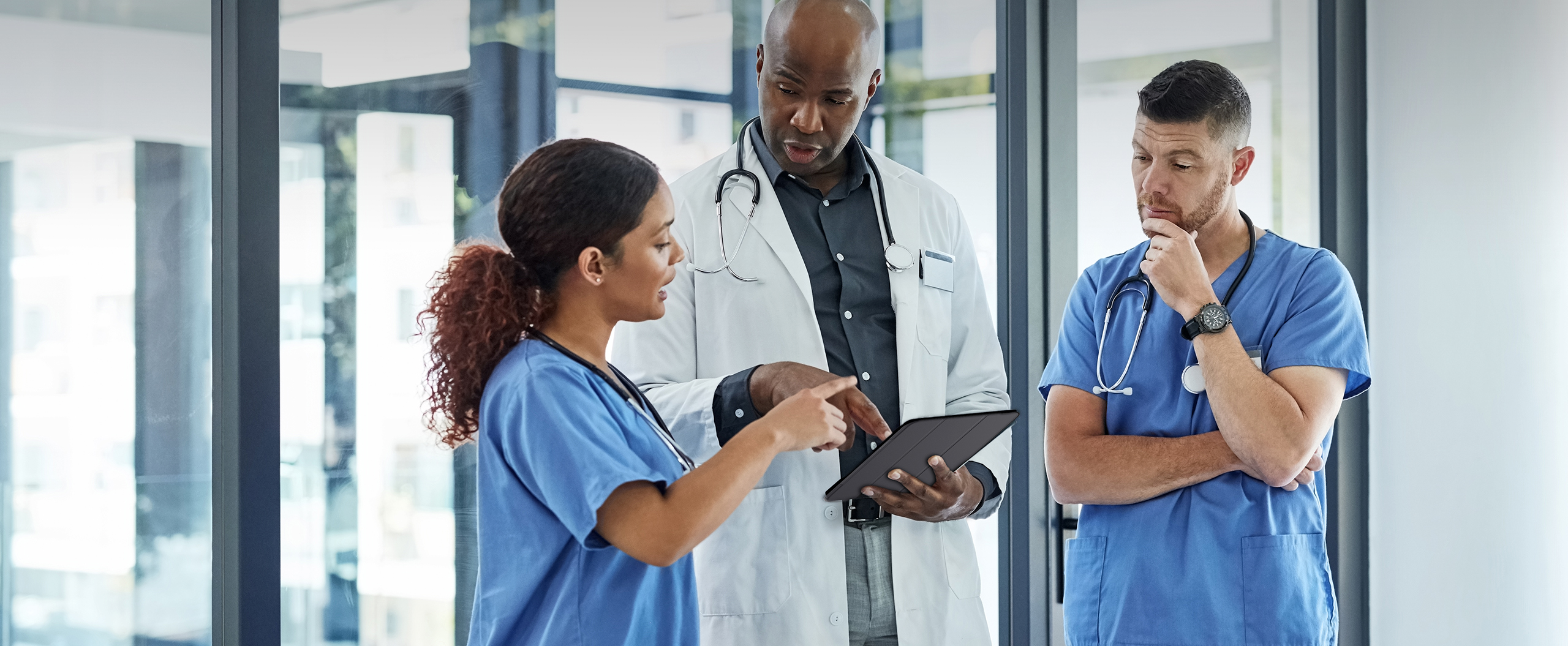 B2B_92303_Healthcare_HPB Three healthcare professionals